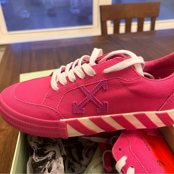 Low vulcanized canvas sneakers - Picture 2 of 8